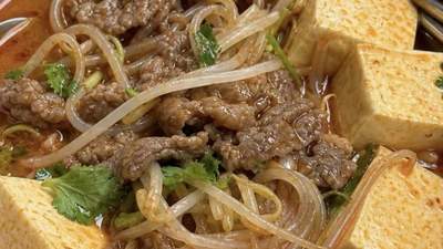 一碗热汤的治愈力：家常麻辣豆芽豆腐牛肉汤的烟火哲学