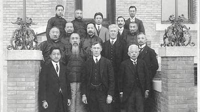 民国初年莫里逊与京城大佬的合影，袁称帝后为什么把“王府井大街”改为“莫里逊大街”？