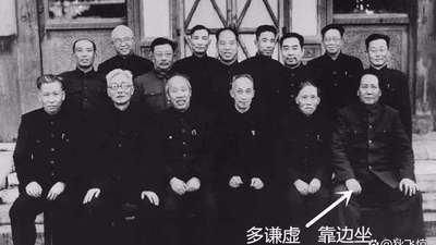 伟人罕见合影：毛泽东、刘少奇只能靠边坐，周恩来只好站后排