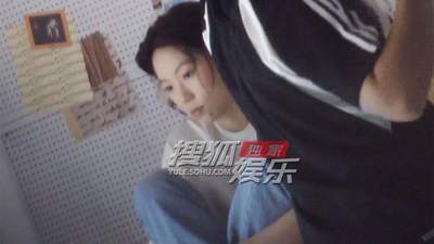 窦靖童穿简约白T拍照随性松弛 眉眼沉静故事感满满