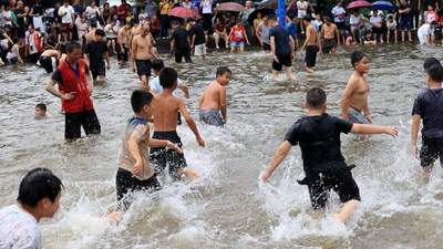 融安苗寨六月六：闹鱼水中庆丰收