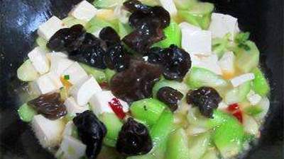 盛夏赶做鲜爽丝瓜炖豆腐 手把手解锁家常好滋味