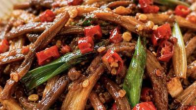 爽口小炒抢鲜尝 鲜辣鹿茸菇配饭超下饭