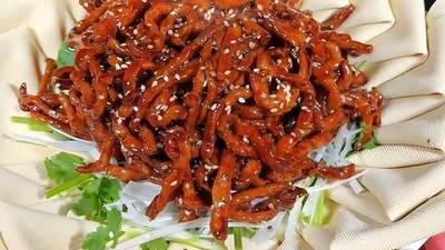 不用羡慕饭店大厨！京酱肉丝滑嫩不柴的秘诀全在这里，调酱配菜裹汁全环节带你体验