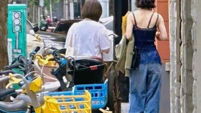 赵丽颖现身上海街头引路人偶遇 百来块吊带穿出松弛随性状态