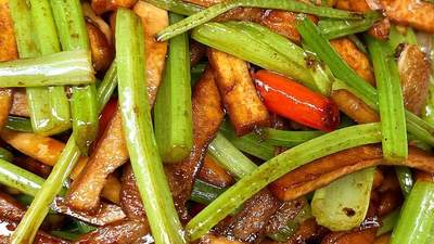 芹菜炒香干怎么做才鲜？选对食材用对手法，家常小炒也能让你多添两碗饭