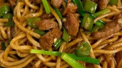 下班回家10分钟就能吃！跟着炒出喷香辣椒肉酱意面，新手也能轻松上手的美味小诀窍