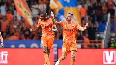 中超-奥斯卡两球毛伟杰染红 玉昆3-1逆转10人英博