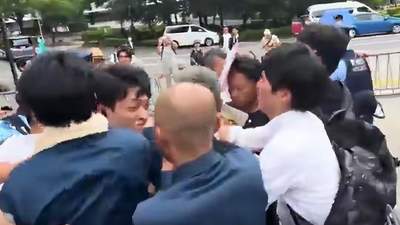 台湾一男子举着反华标语,内容是,欢迎日本再次侵华,在靖国神社附近游荡,结果被日本右翼分子抓住一顿围殴狠揍,原因是日本右翼分子根本不认识中文。