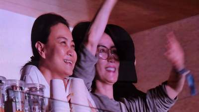 王菲现身那英演唱会 对着好友挥手比赞心情大好