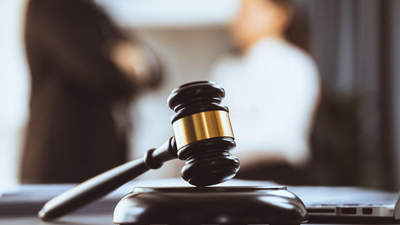六旬男子邀女子到家吃饭强抱对方被行拘，女方起诉索赔超9000元！法院认定构成性骚扰，判了