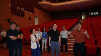 市文化旅游委党委委员、副主任罗晓春调研市群众艺术馆