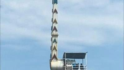 沈阳万泉公园一游乐设施在一声巨响后发生故障悬挂空中，公园：游客没事