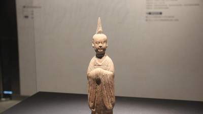 陕西一唐墓发现多件罕见陶俑