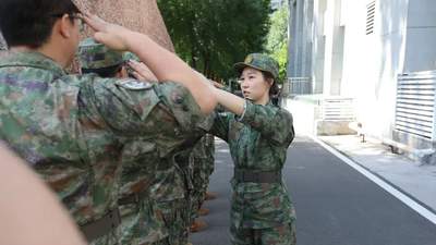 上等兵退役后,来自安徽的吴诗雅被授予中士军衔!