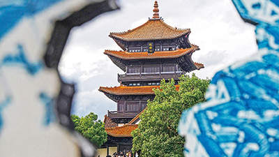 景德镇成功申遗引市民游客观望 千年窑火重燃点亮中国陶瓷世界坐标
