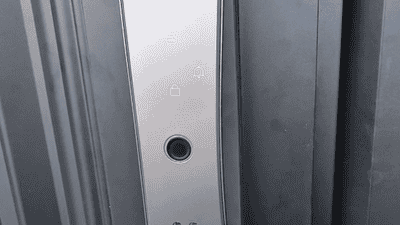 上海七旬老伯穿内裤反锁门外遇开锁套路 150元竟涨至450元家属讨差价反被拉黑