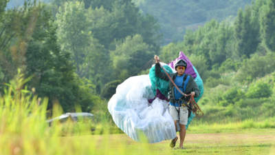 黄平旧州镇滑翔伞基地成避暑热地 游客云端滑翔享山巅凉风与多元体验
