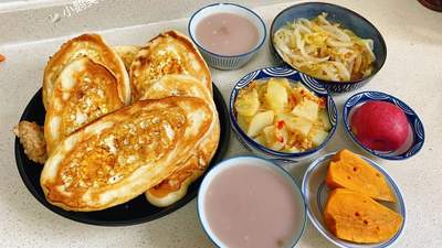 暑假带娃省事早餐全流程教程 20分钟搞定肉蛋饼配两菜一汤晚间就能备料