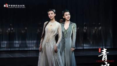 话剧《青蛇》复排现场 多元舞美与年轻演员的表演体验引关注