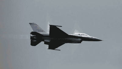 台军汉光42号演习首日状况频发，F-16战机降落时偏离冲出跑道 引网友讽“汗光演戏”