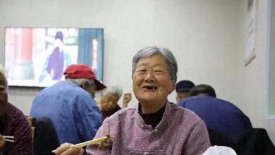 老人吃零食选不对？这四类适合老人的零食里，核桃排第三，前两款很多人想不到，参与健康饮食管理，选对零食更省心