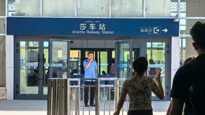 莎车幸福第一天：1元钱的茶2元的烤羊肝，吃饱了跳舞跳累了接着吃