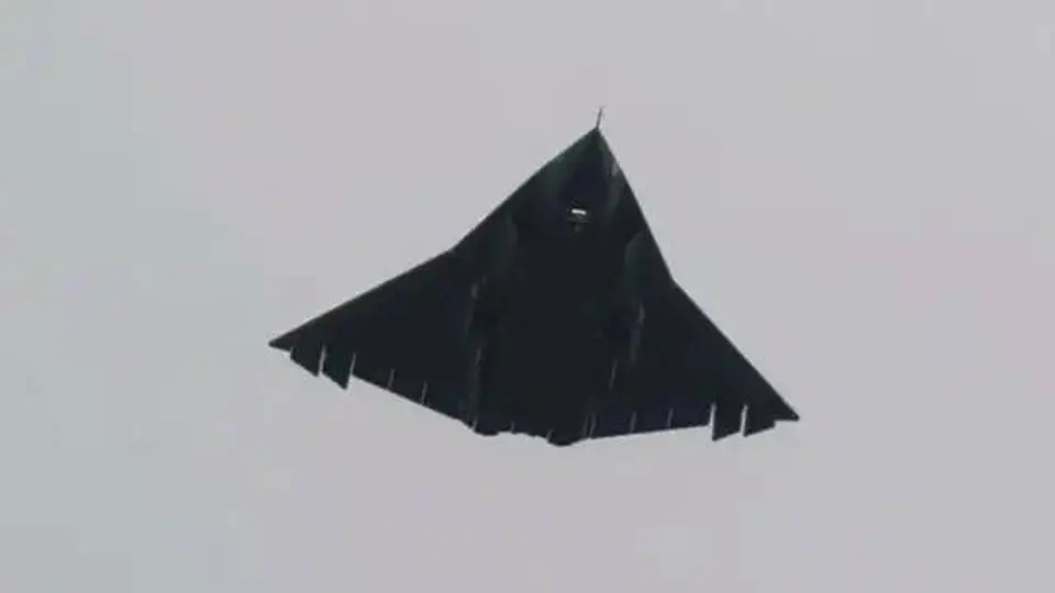 解放军终于官宣六代机，一个镜头信息量极大，服役来得或比预期早