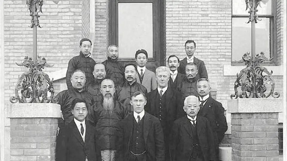 民国初年莫里逊与京城大佬的合影，袁称帝后为什么把“王府井大街”改为“莫里逊大街”？
