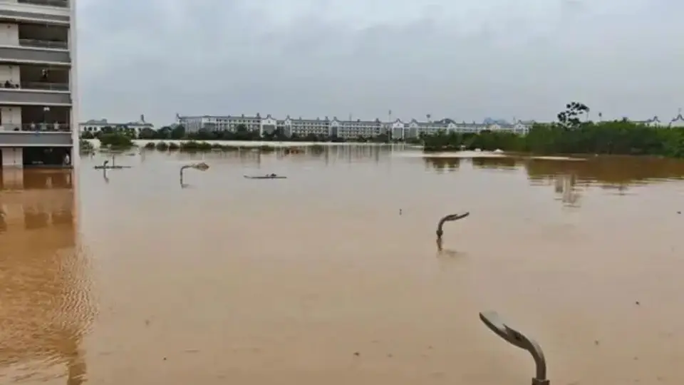 12000名师生被困，“还有3000人等待救援”