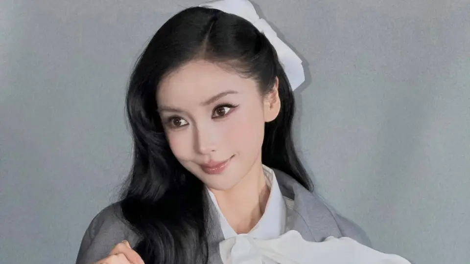 Angelababy穿灰西装配白蝴蝶结 甜酷学院风清爽亮眼