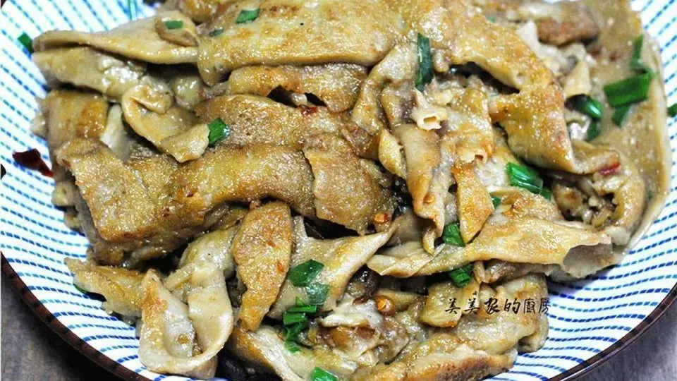 夏日厨房必杀技:红薯粉煎蛋饼,肌肤清爽、肠道清洁的夏季圣品