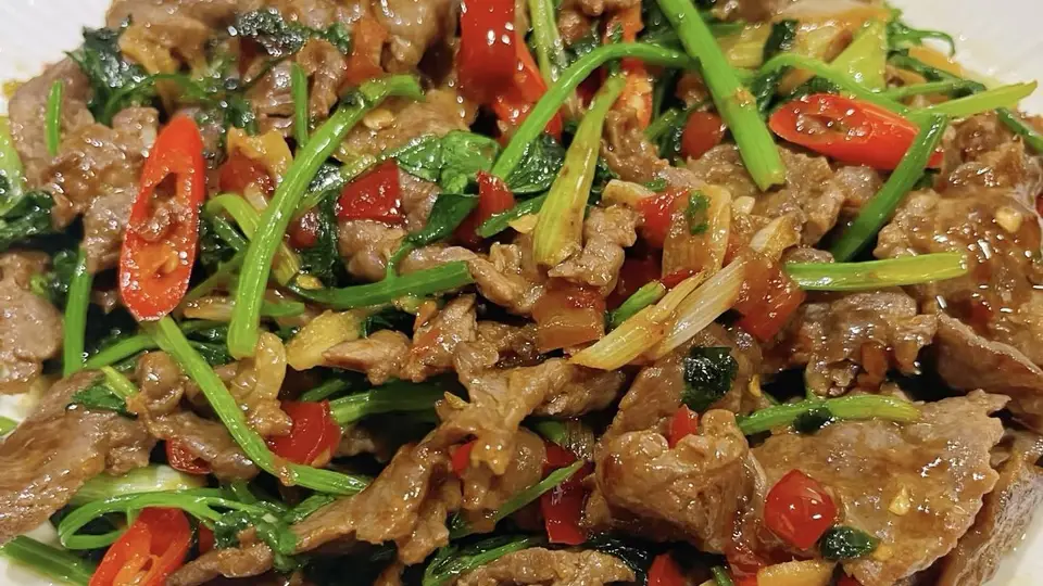 解锁香菜控狂欢！这场关于香菜炒牛肉的味觉大赏，等你来邂逅香嫩与鲜辣的双重暴击！