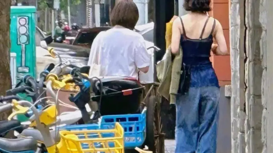 赵丽颖现身上海街头引路人偶遇 百来块吊带穿出松弛随性状态