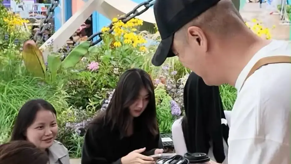 李亚鹏新店开业，俩女儿和老妈现身支持，19岁李嫣比堂姐矮半头