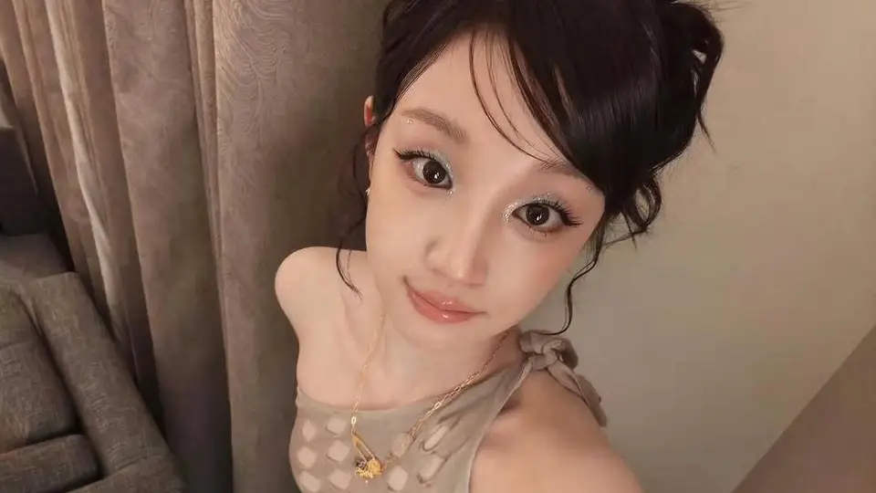 宋雨琦现身日常随拍现场 穿卡其色斜肩镂空上衣展现甜酷百变的独特气质