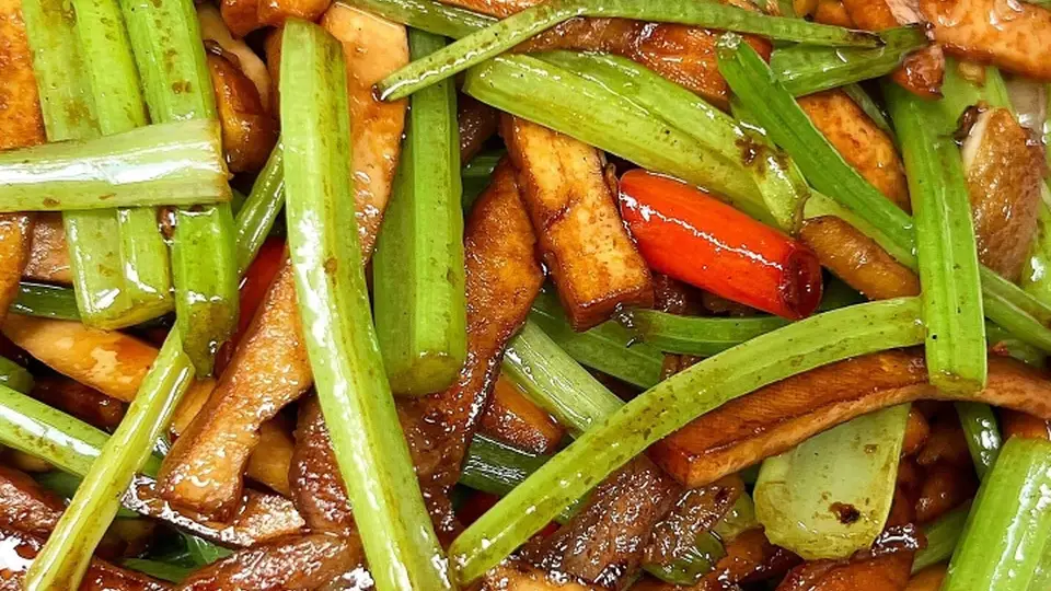 芹菜炒香干怎么做才鲜？选对食材用对手法，家常小炒也能让你多添两碗饭