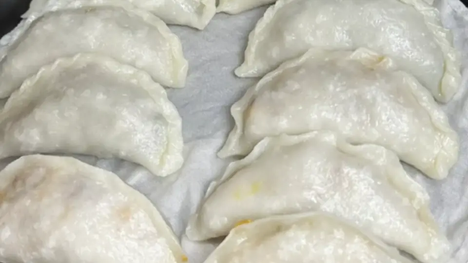 籼糯配比开水烫面，薄皮透馅蒸出软糯鲜香本味