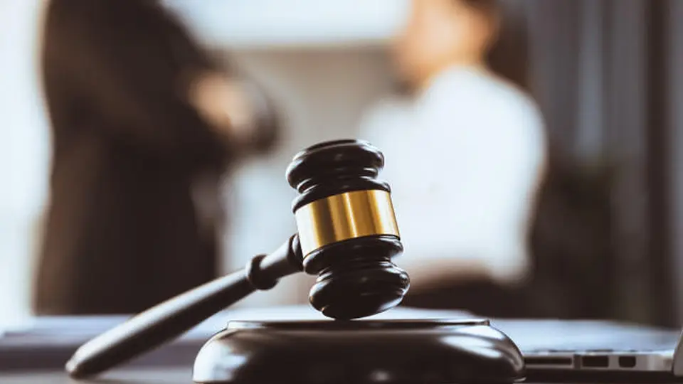 六旬男子邀女子到家吃饭强抱对方被行拘，女方起诉索赔超9000元！法院认定构成性骚扰，判了