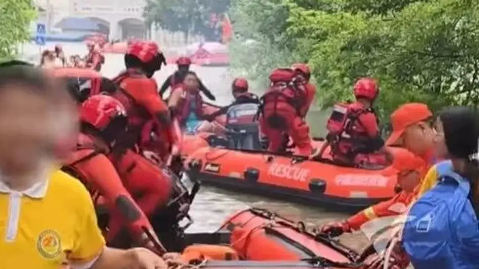 他席地而坐，在雨中吃饭！本人回应