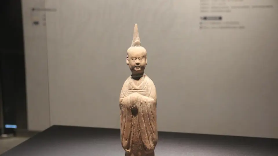 陕西一唐墓发现多件罕见陶俑