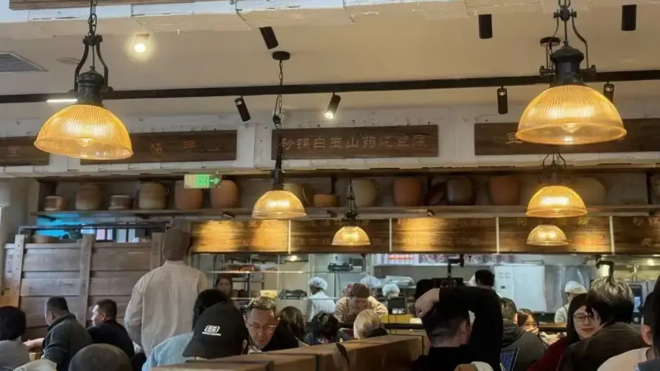 西贝关店转战新品牌 储值卡权益引争议