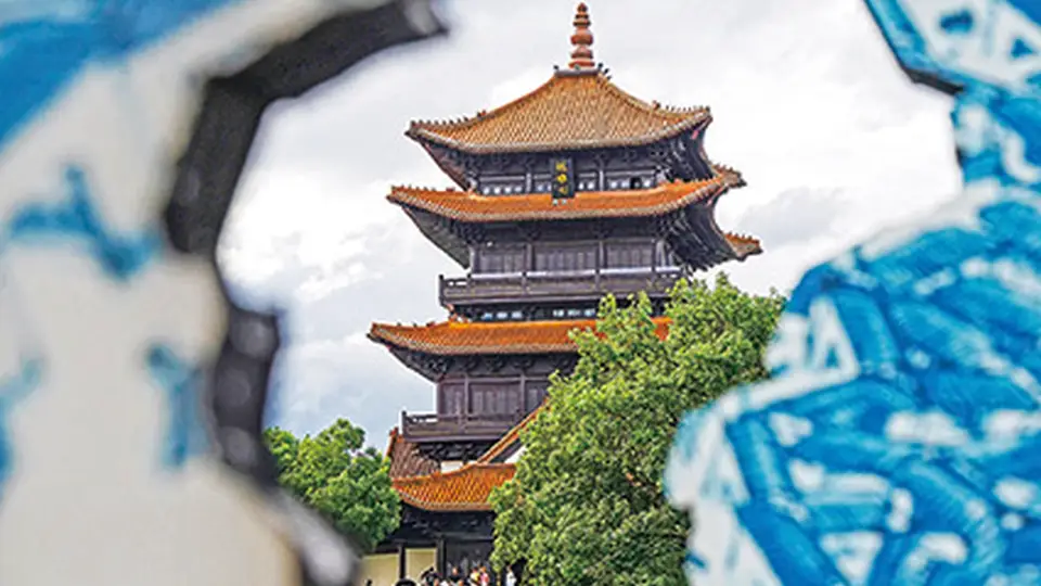 景德镇成功申遗引市民游客观望 千年窑火重燃点亮中国陶瓷世界坐标