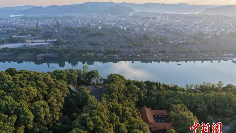 晨曦中参与四川阆中古城的诗意光影之旅，共赏2300年建城史的古韵画卷