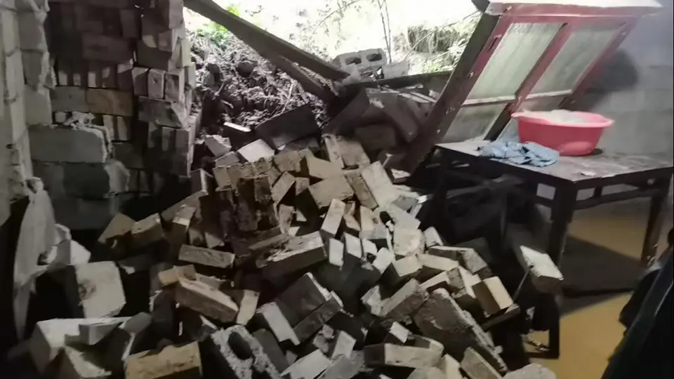 湖北多地屋后滑坡突发险情,村民靠防灾培训避险脱险,网格员监测员全程联动保障安全