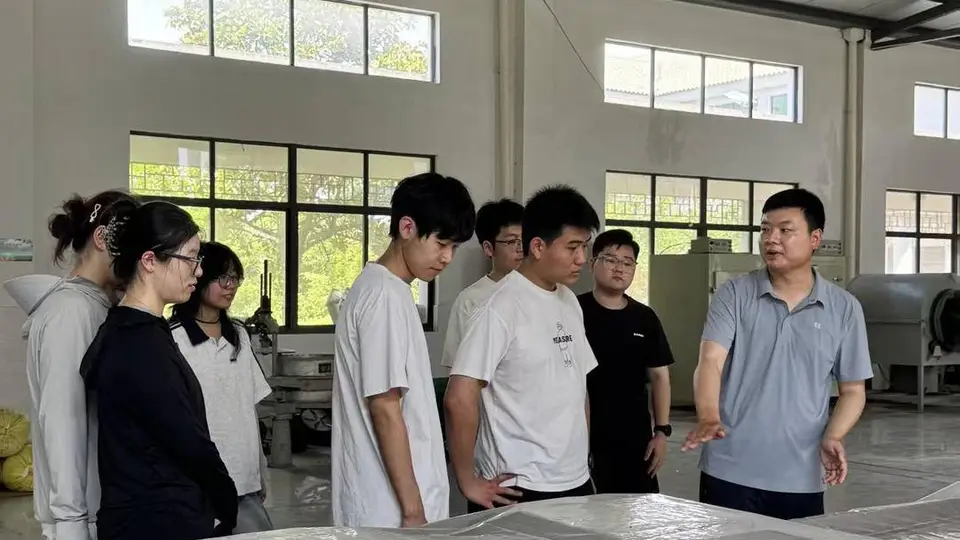 高校学子参与丹徒茶产业实践 从研学献策到亲手采茶全流程体验