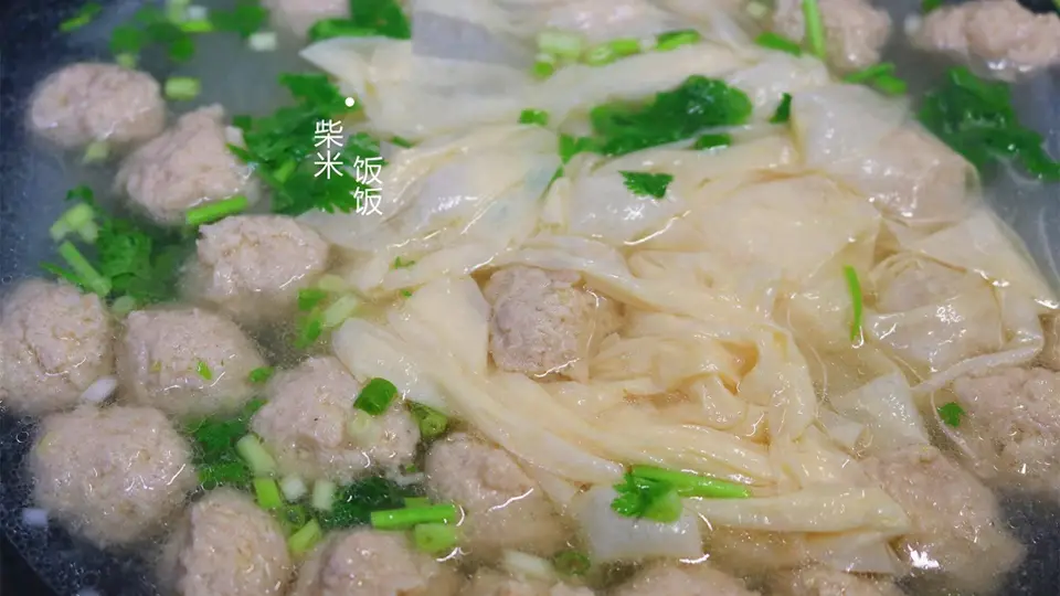 三伏天怕麻烦又想喝鲜汤?快来试试这款参与感满满的冬瓜肉丸腐皮汤,软嫩丸子水糯冬瓜搭配爽滑腐皮,鲜爽又滋养,全家都爱吃!