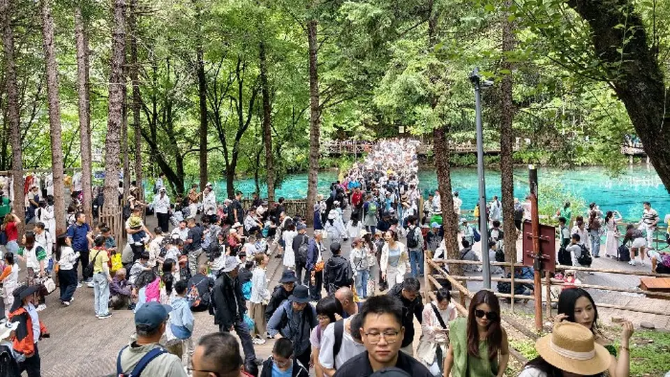 九寨沟景区全面恢复迎客 首日接待游客超2.3万人次