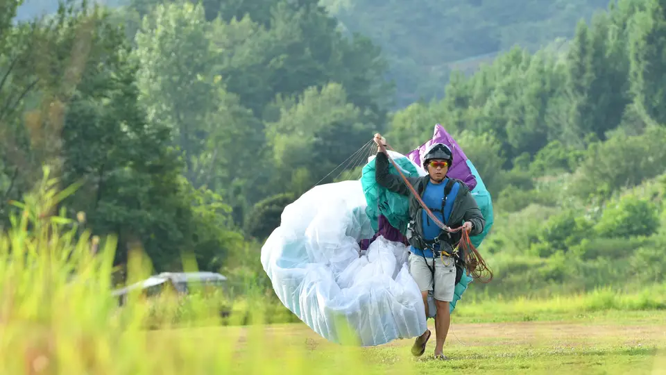黄平旧州镇滑翔伞基地成避暑热地 游客云端滑翔享山巅凉风与多元体验