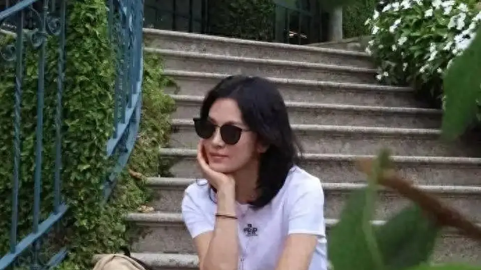 44岁宋慧乔带火多元夏季穿法 白T恤花苞裙/条纹T牛仔裤 还有这些女星也爱这种简约质感风格